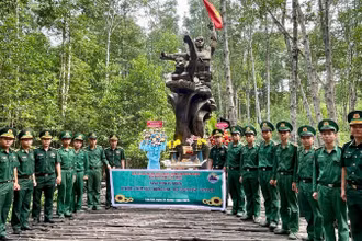 Tuổi trẻ Bộ đội Biên phòng hành trình về nguồn tại chiến khu Rừng Sác.