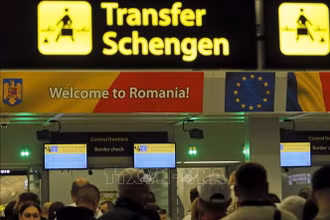 Biển chỉ hướng cho du khách đi vào khu vực Schengen tại sân bay quốc tế Henri Coanda, Romania ngày 31/3/2024. (Ảnh: THX/TTXVN)