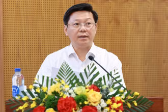 Đồng chí Trần Thanh Lâm, Ủy viên Trung ương Đảng, Phó Trưởng Ban Tuyên giáo và Dân vận Trung ương, phát biểu chỉ đạo hội nghị. (Ảnh: TTXVN)