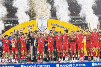 Các cầu thủ U23 Việt Nam hân hoan nâng cao cúp vô địch U23 Đông Nam Á 2025 trên sân Gelora Bung Karno. (Ảnh: TTXVN)