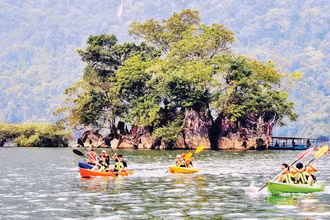 Chèo kayak trên thắng cảnh hồ Ba Bể. (Ảnh: HƯƠNG DỊU)
