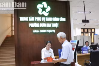 Người dân đến làm giải quyết thủ tục hành chính tại Trung tâm phục vụ hành chính công phường Buôn Ma Thuột.