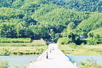 Cầu bê-tông bắc qua sông Ba Lòng để người dân đôi bờ đi lại được thuận lợi hơn.