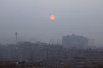 Khói mù ô nhiễm bao phủ bầu trời tại Cairo, Ai Cập, ngày 8/1/2022. (Ảnh: THX/TTXVN)