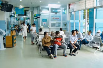 Người dân đến khám chữa bệnh tại một bệnh viện ở Thành phố Hồ Chí Minh.