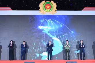 Thủ tướng Phạm Minh Chính và các đại biểu thực hiện nghi thức lễ khánh thành Trung tâm Dữ liệu quốc gia.