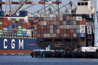 Container hàng hóa được bốc dỡ tại cảng Los Angeles, California, Mỹ. (Ảnh: XINHUA)