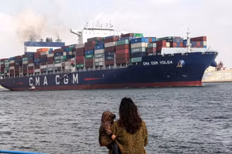 Một tàu chở hàng di chuyển trên Kênh đào Suez ở tỉnh Ismailia, Ai Cập, ngày 13/1/2024. (Ảnh: XINHUA)