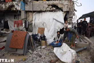 Người dân Palestine sinh sống giữa đống đổ nát trong những ngôi nhà bị phá hủy do xung đột ở Jabalia, Dải Gaza. (Ảnh: THX/TTXVN)