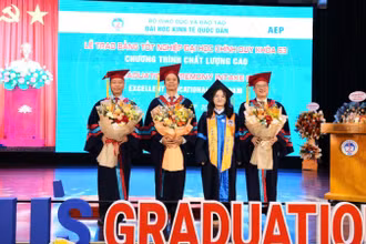 Tân cử nhân Nguyễn Hoàng Ánh Mai Sao, thủ khoa Chương trình Kiểm toán chất lượng cao khóa 63, tặng hoa tri ân thầy cô. (Ảnh: TUẤN ANH)