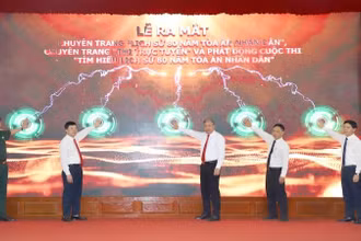 Các đại biểu bấm nút ra mắt Chuyên trang đặc biệt “Lịch sử 80 năm Tòa án nhân dân”, Thi trực tuyến và phát động Cuộc thi “Tìm hiểu lịch sử 80 năm Tòa án nhân dân”. (Ảnh: TH)