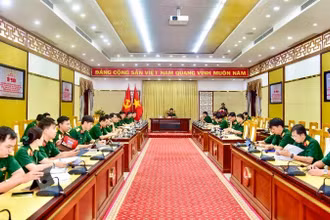 Tập huấn triển khai các bước cho "Đại hội không giấy". (Ảnh: Quân khu 7)