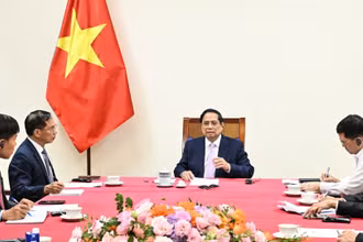 Thủ tướng Chính phủ Phạm Minh Chính điện đàm với Thủ tướng Malaysia Anwar Ibrahim. 
