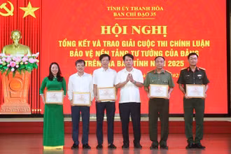 Lãnh đạo Ban Tuyên giáo và Dân vận tỉnh Thanh Hóa trao chứng nhận cho các tập thể có thành tích xuất sắc trong chỉ đạo, triển khai cuộc thi.