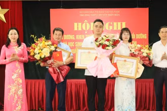 Phó Bí thư Thường trực Tỉnh ủy và Phó Chủ tịch Ủy ban nhân dân tỉnh Hà Nam tặng hoa, Bằng khen của Chủ tịch Ủy ban nhân dân tỉnh cho giáo viên bồi dưỡng và học sinh đoạt Huy chương Vàng Olympic Hóa học quốc tế.
