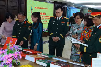 Bạn đọc trong và ngoài quân đội tìm hiểu các ấn phẩm tại gian trưng bày sách của Nhà xuất bản Quân đội nhân dân.