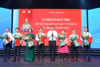 Phó Bí thư Thường trực Tỉnh ủy, Chủ tịch Hội đồng nhân dân tỉnh Nghệ An Hoàng Nghĩa Hiếu trao quyết định bổ nhiệm Tổng Biên tập và các Phó Tổng Biên tập Báo và Đài Phát thanh-Truyền hình Nghệ An.