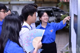 Tình nguyện viên "Tiếp sức mùa thi" hỗ trợ thí sinh tại thành phố Hà Nội.