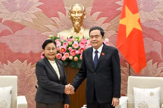 Chủ tịch Quốc hội Trần Thanh Mẫn và Chánh án Tòa án nhân dân tối cao Lào Vienthong Siphandone. (Ảnh: DUY LINH) 