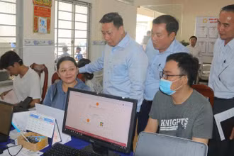 Thứ trưởng Tư pháp Nguyễn Thanh Ngọc (đứng ngoài cùng bên trái) khảo sát việc thực hiện chính quyền 2 cấp ở Cần Thơ. (Ảnh: ĐÌNH THƯƠNG)