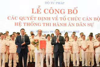 Bộ trưởng Tư pháp Nguyễn Hải Ninh trao các quyết định về công tác tổ chức cán bộ hệ thống thi hành án dân sự. (Ảnh: TH)