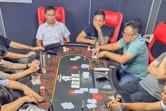 Lực lượng công an triệt phá sòng Poker tại thành phố Cần Thơ. (Ảnh: TTXVN)