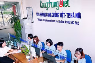 Người dân làm thủ tục công chứng tại Văn phòng Công chứng Việt, thành phố Hà Nội. (Ảnh: THU HẰNG).