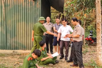 Ông Đỗ Ngọc Ba, Cục trưởng Thi hành án dân sự tỉnh Lào Cai (áo trắng) trong một vụ chỉ đạo thi hành án tại địa phương. (Ảnh: TL)