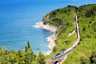 Tàu Thống Nhất chạy qua đèo Hải Vân nằm giữa Huế và Đà Nẵng. (Ảnh: Lonely Planet)
