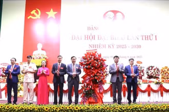 Lãnh đạo Thành ủy Huế tặng hoa chúc mừng Đại hội Đảng bộ xã Phú Vang. (Ảnh: nhandan.vn)