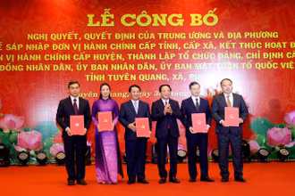 Đồng chí Thượng tướng Trịnh Văn Quyết, Bí thư Trung ương Đảng, Chủ nhiệm Tổng cục Chính trị Quân đội nhân dân Việt Nam​ trao Quyết định chỉ định của Bộ Chính trị cho các đồng chí Thường trực Tỉnh ủy Tuyên Quang.
