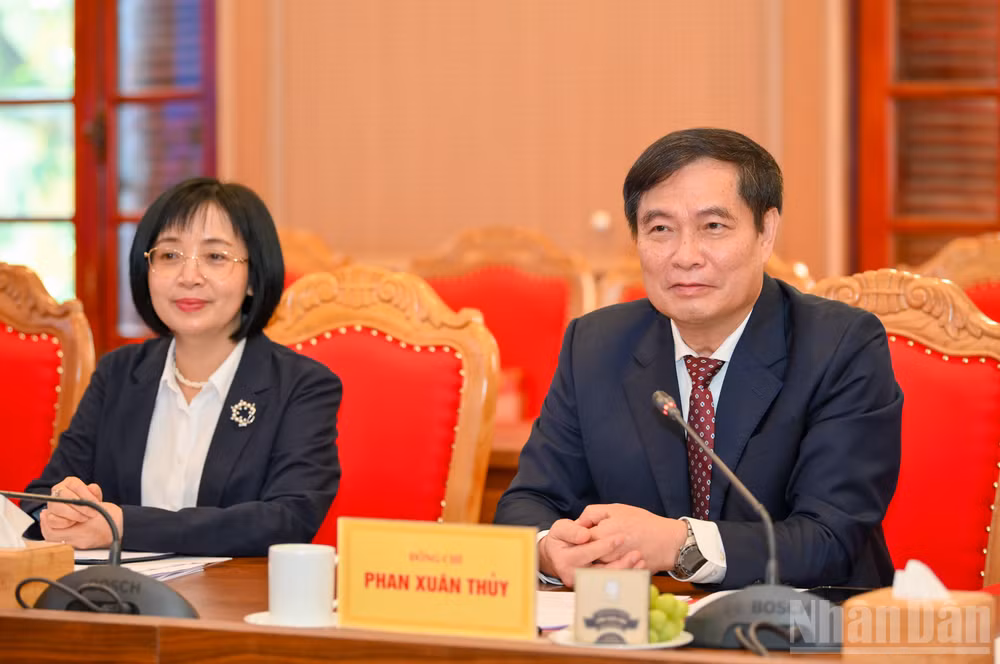 ndo_br_ban-tuyen-giao-lv-voi-lao-2.jpg