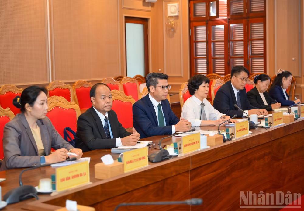 ndo_br_ban-tuyen-giao-lv-voi-lao.jpg