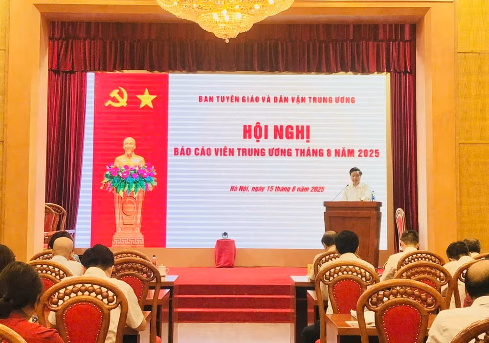 Đồng chí Phan Trung Tuấn, Vụ trưởng Vụ Chính quyền địa phương, Bộ Nội vụ trình bày chuyên đề tại hội nghị.