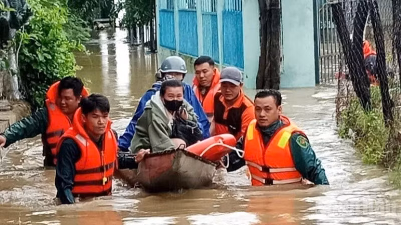 Lực lượng cứu hộ, cứu nạn đưa người dân ra khỏi vùng bị ngập. (Ảnh: VŨ TÂN-NGUYỄN TRUNG)