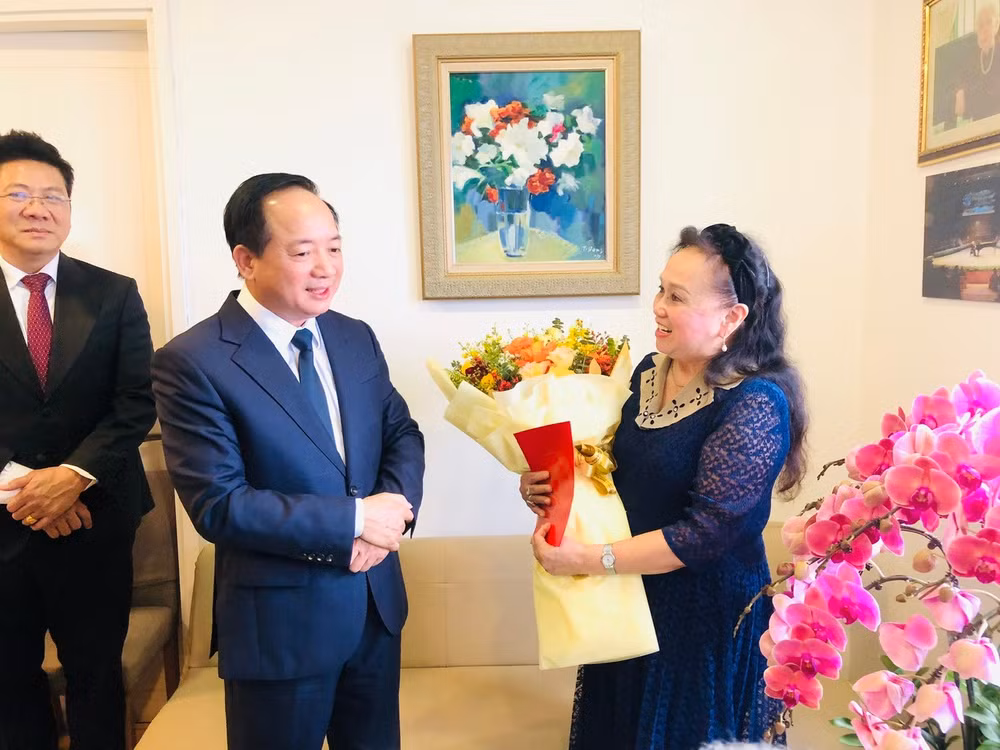 Đồng chí Đại tướng Trịnh Văn Quyết, Bí thư Trung ương Đảng, Trưởng Ban Tuyên giáo và Dân vận Trung ương tặng hoa chúc mừng Giáo sư, Nhà giáo nhân dân Trần Thu Hà.