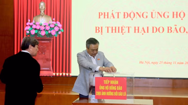 Đồng chí Trần Sỹ Thanh, Ủy viên Trung ương Đảng, Chủ nhiệm Ủy ban Kiểm tra Trung ương, ủng hộ tại Lễ phát động.