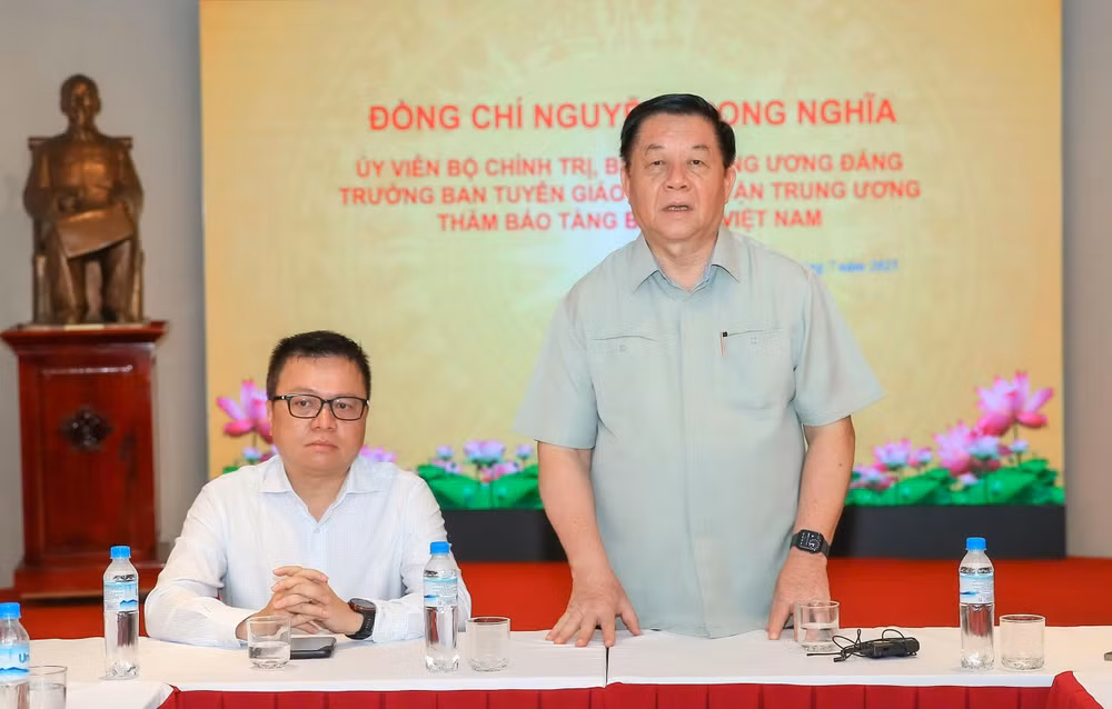 Đồng chí Nguyễn Trọng Nghĩa phát biểu ý kiến.