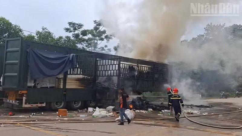 Các lực lượng chức năng tiến hành dập lửa cứu hộ phương tiện, phát hiện số hàng hóa không rõ nguồn gốc xuất xứ. (Ảnh : Công an tỉnh Lạng Sơn cung cấp)