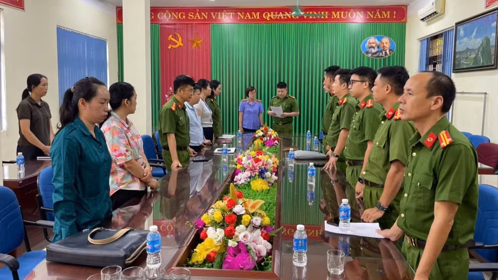 Thi hành lệnh khám xét tại Trung tâm Tài nguyên môi trường tỉnh Lạng Sơn. (Ảnh: Công an Lạng Sơn)