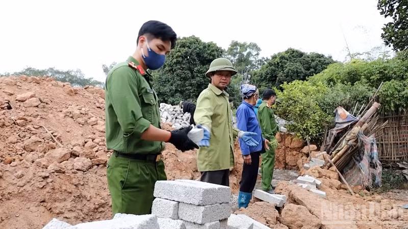 Lực lượng Công an tỉnh Lạng Sơn cùng nhân dân chung tay xây dựng nhà ở cho các hộ nghèo có hoàn cảnh khó khăn.