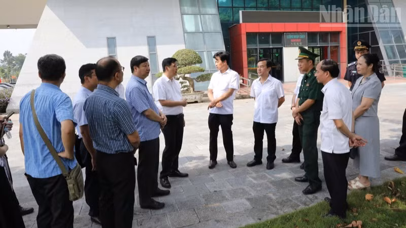 Đoàn công tác của Cục Phòng bệnh, Bộ Y tế giám sát tại khu vực Cửa khẩu Quốc tế Hữu Nghị, tỉnh Lạng Sơn. 