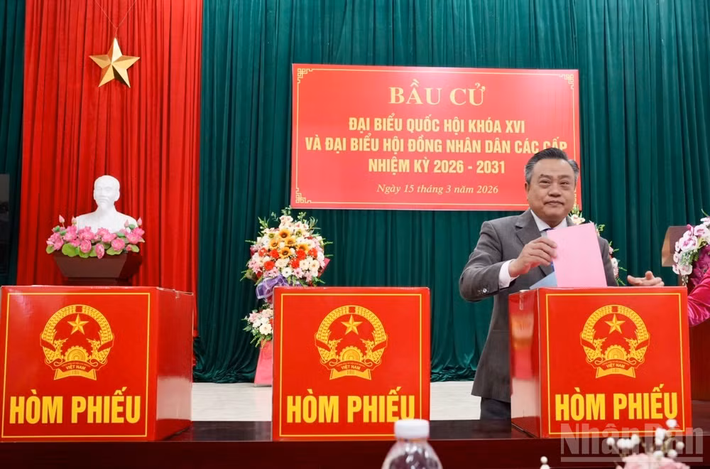 Đồng chí Trần Sỹ Thanh, Ủy viên Bộ Chính trị, Bí thư Trung ương Đảng, Chủ nhiệm Ủy ban Kiểm tra Trung ương bỏ lá phiếu đầu tiên bầu đại biểu Quốc hội khoá XVI và đại biểu Hội đồng nhân dân các cấp nhiệm kỳ 2026-2031 tại điểm bầu cử khối Đại Thắng, phường Lương Văn Trì, tỉnh Lạng Sơn.