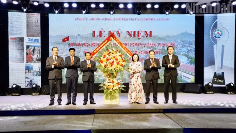 Lãnh đạo tỉnh Lạng Sơn trao lẵng hoa chúc mừng 100 năm Ngày Báo chí Cách mạng Việt Nam tại buổi lễ. 