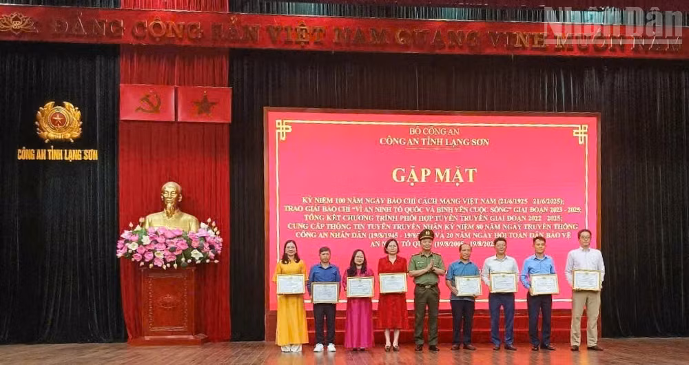 Các cơ quan báo chí nhận Giấy khen của Công an tỉnh Lạng Sơn.