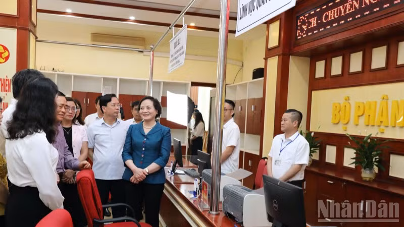 Đồng chí Phạm Thị Thanh Trà, Ủy viên Trung ương Đảng, Bộ trưởng Nội vụ kiểm tra tại khu vực Trung tâm phục vụ hành chính công, phường Đông Kinh, tỉnh Lạng Sơn. 
