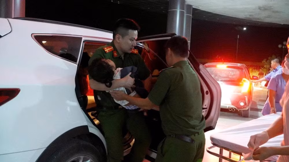 Cháu bé được lực lượng Công an tỉnh Lạng Sơn kịp thời cấp cứu.