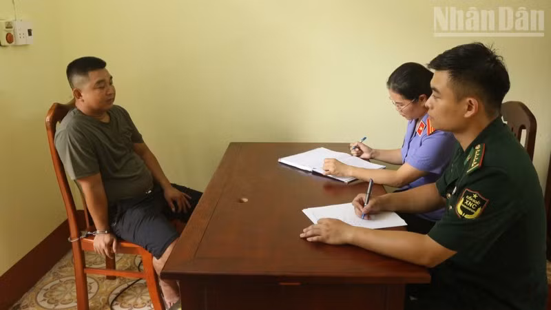 Bộ đội Biên phòng cửa khẩu quốc tế Hữu Nghị lấy lời khai của đối tượng Ý.