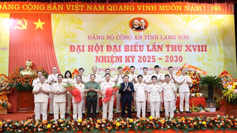 Các đồng chí lãnh đạo Bộ Công an, lãnh đạo tỉnh Lạng Sơn tặng hoa chúc mừng Ban Chấp hành Đảng bộ Công an tỉnh Lạng Sơn, nhiệm kỳ 2025-2030.