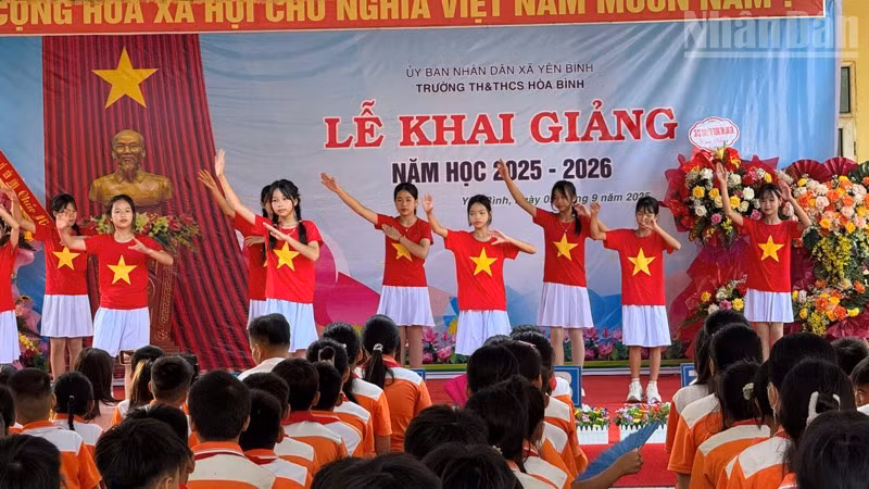 Tiết mục văn nghệ của các em học sinh Trường tiểu học và trung học cơ sở Hòa Bình.